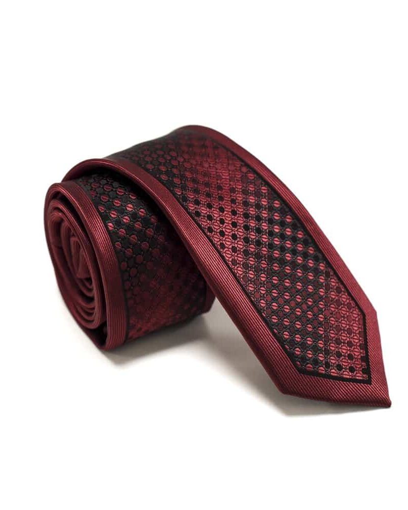 Klaasisk-rødt-slips-med-nuancerende-farver-og-struktur2