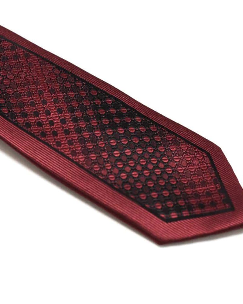 Klaasisk-rødt-slips-med-nuancerende-farver-og-struktur3