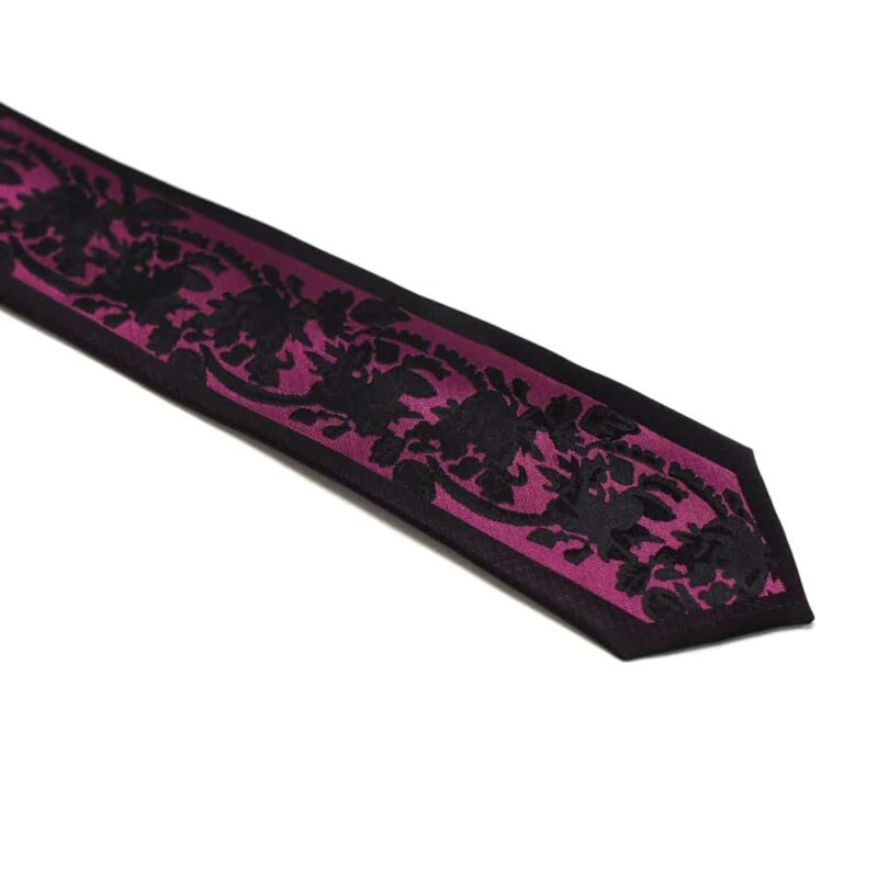Detaljefyldt slips sort og lilla 2