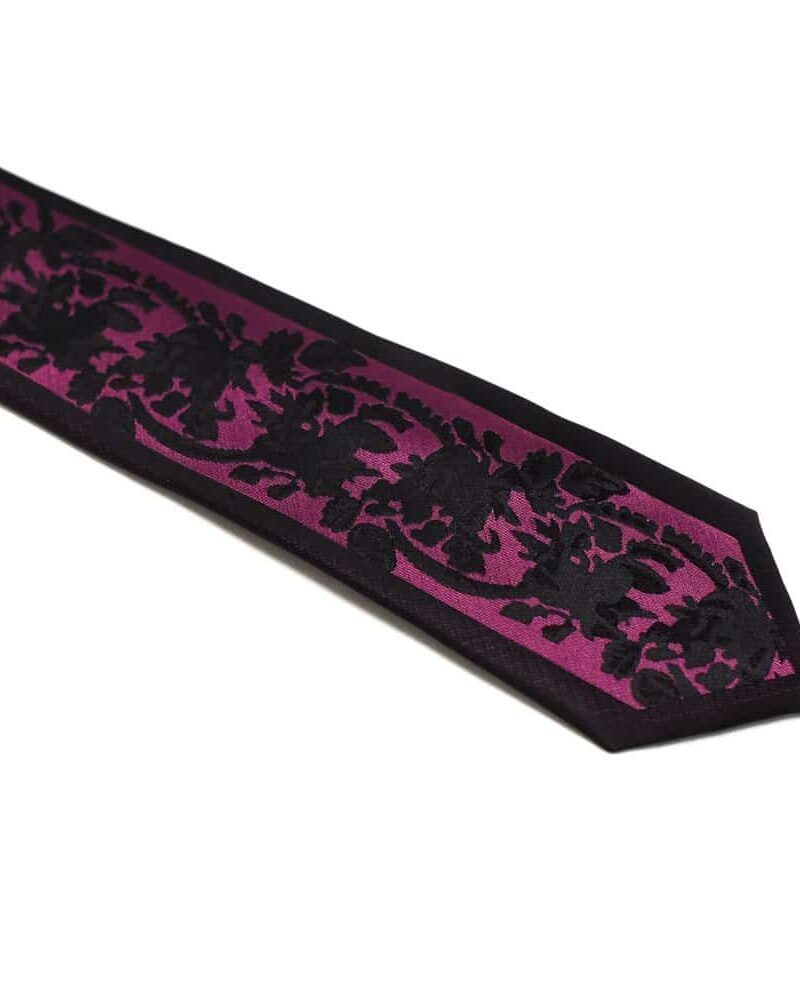Sort-slips-med-sort-blomstret-struktur-og-smaragdpink-farve-i-midten1