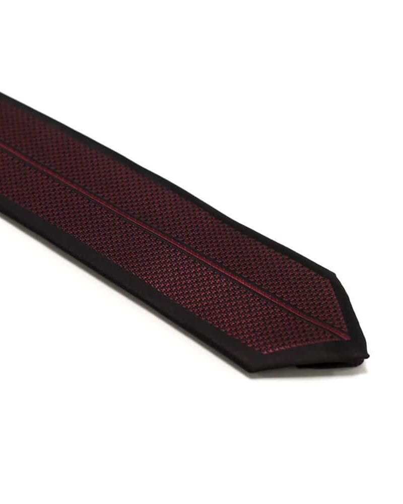 Bordeauxrød-slips-med-symetrisk-mønster1