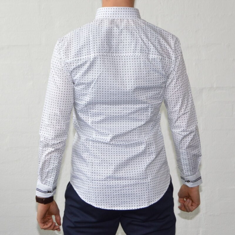 Hvid-skjorte-med-prikker-ternet-skjorter-1