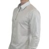 Hvid-skjorte-med-prikker-modern